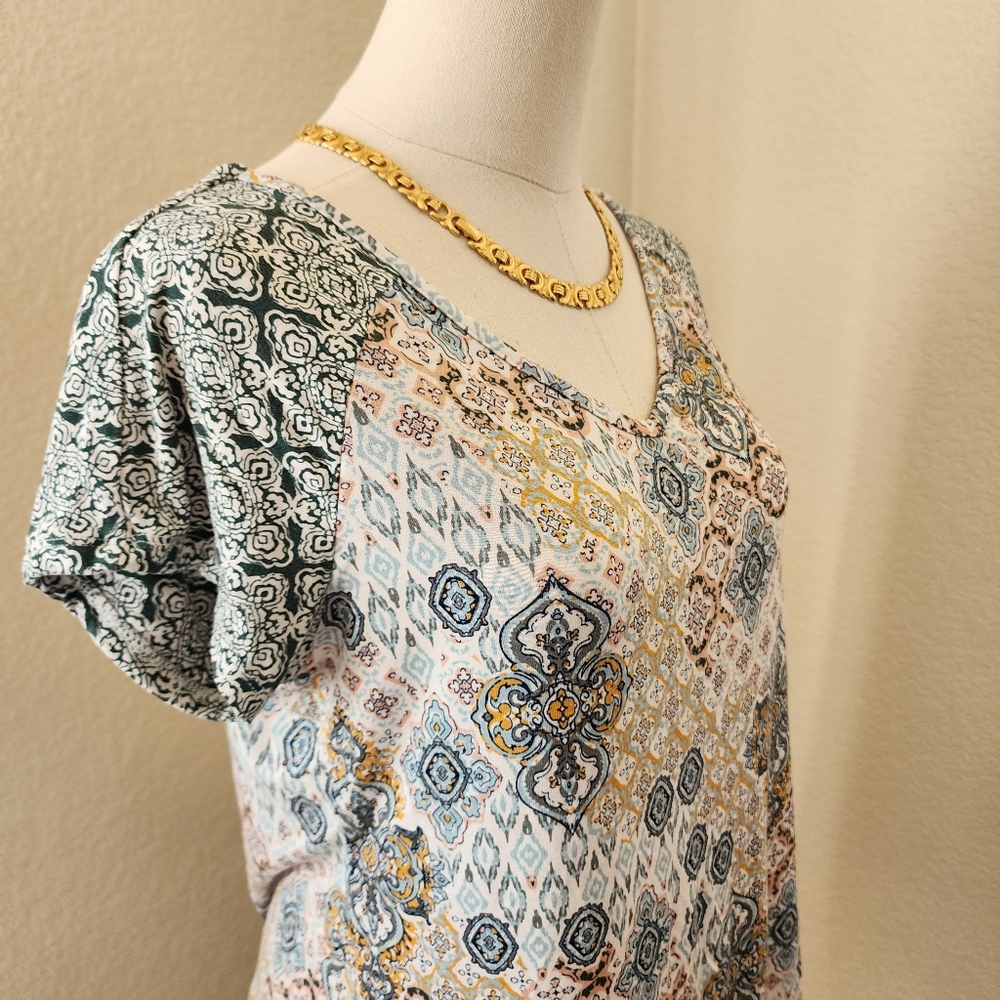 Patterned keyhole back tee. Medium. - Picture 3 of 9